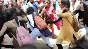कैमरे पर, बिहार रेलवे स्टेशन पर कॉलेज की लड़कियाँ आपस में भिड़ गईं